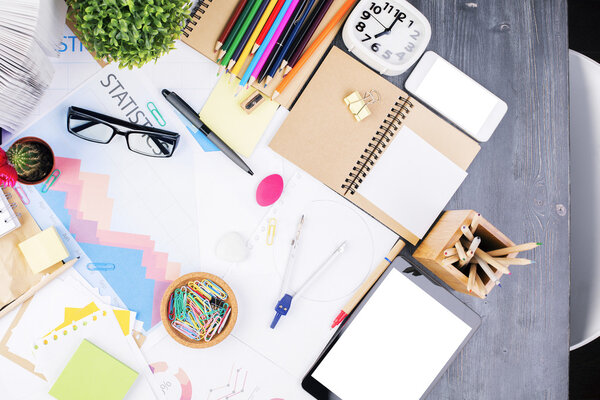 Технология и расходные материалы на рабочем столе
