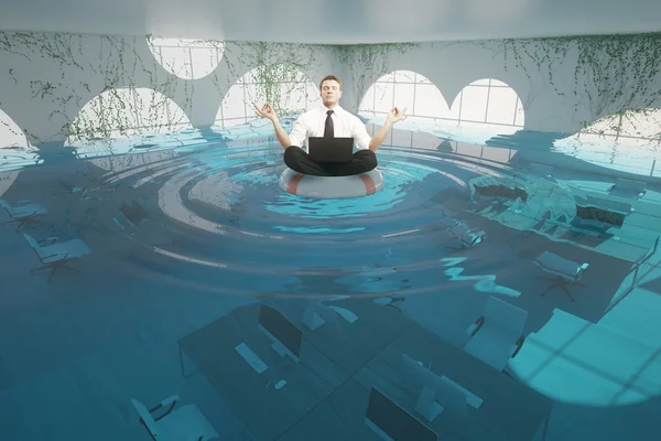 Empresário meditando no escritório inundado — Fotografia de Stock