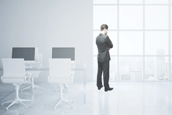 Homme réfléchi dans le bureau — Photo