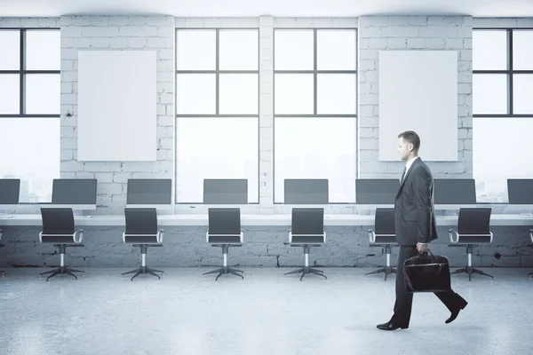 Empresário em escritório de tijolo branco — Fotografia de Stock