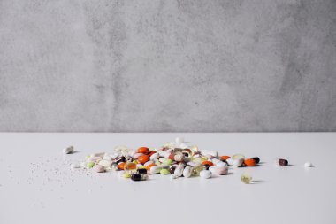 Beton duvarda çeşitli haplar bulunan beyaz yüzey