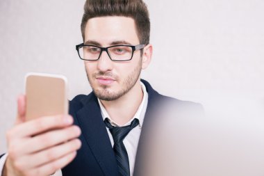 Akıllı telefon kullanan iş adamı