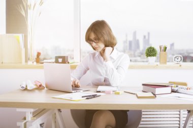 Dizüstü bilgisayar kullanan kadın