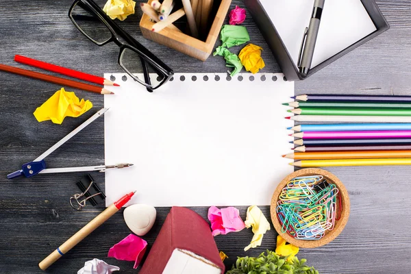 Blanco papier blad en benodigdheden — Stockfoto