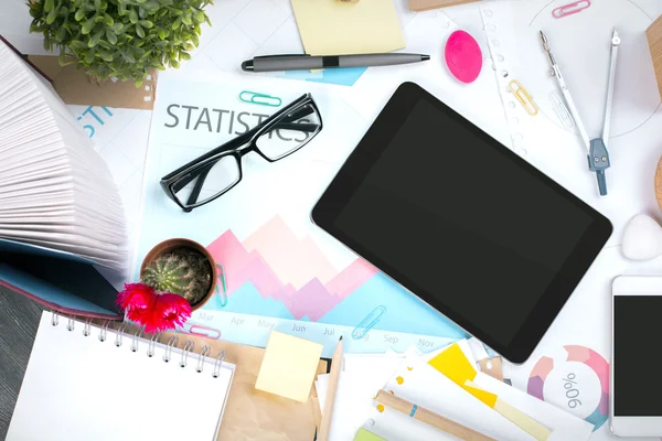 Mesa de escritório bagunçada com tecnologia — Fotografia de Stock