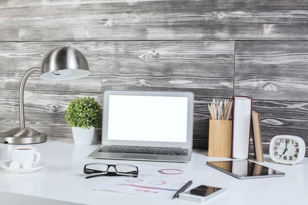 Kreatywny pulpit biurowy z pustym białym laptopem — Zdjęcie stockowe