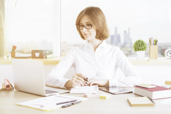 Žena při pohledu na monitor notebooku — Stock fotografie