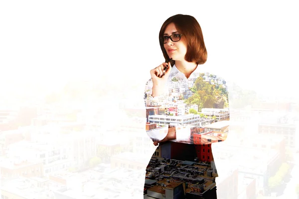 Продумана бізнес-леді на фоні міста — стокове фото
