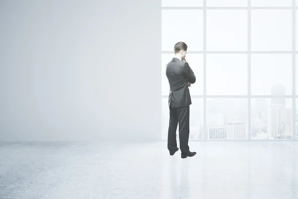 Doordachte man in lege kamer — Stockfoto