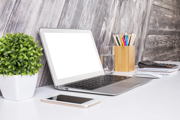 White laptop computer on desktop — Stock fotografie