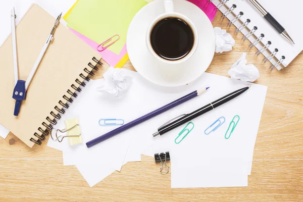 Koffie en briefpapier op bureaublad — Stockfoto