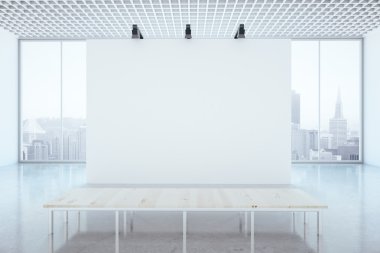 Boş duvar ve masa ile iç