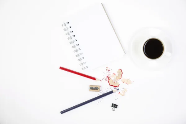 Serragem a lápis, bloco de notas e café — Fotografia de Stock