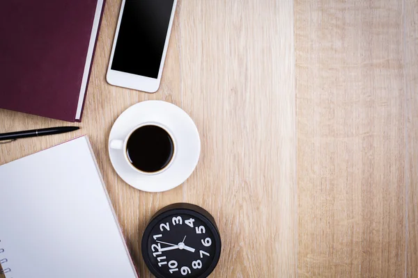コーヒー、スマートフォン、時計、消耗品 — ストック写真