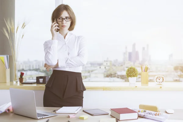 Geschäftsfrau telefoniert im Büro — Stockfoto