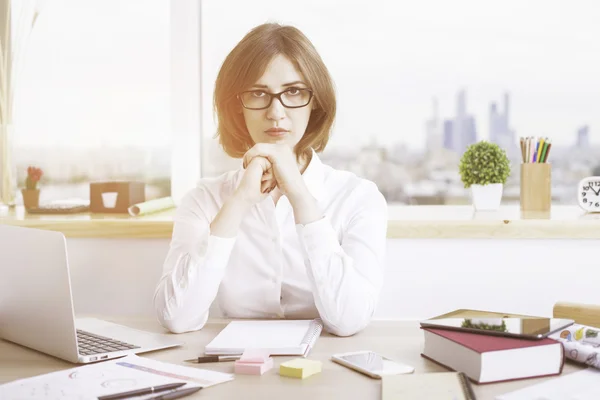 Femme d'affaires concentrée au bureau — Photo