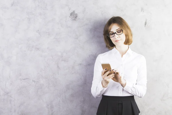 Businesswoman pomocí telefonu — Stock fotografie