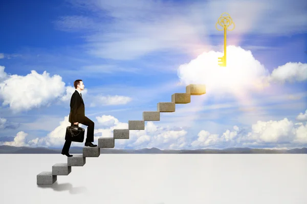 Succes concept met zakenman ladder klimmen naar abstract verlichte sleutel op wolk. Hemelachtergrond — Stockfoto