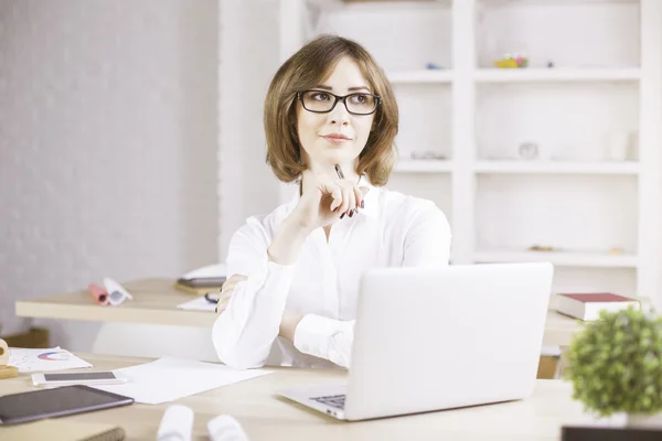 Atractivo retrato pensativo de mujer de negocios — Foto de Stock