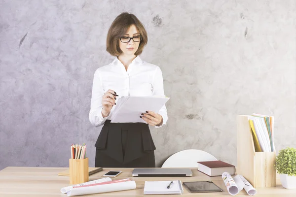 Geschäftsfrau erledigt Bürokratie im Büro — Stockfoto