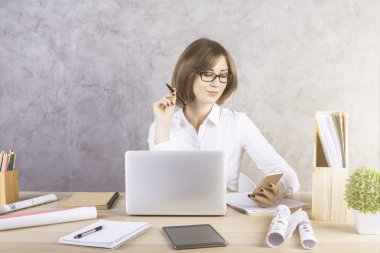 İş kadını ile smartphone evrak işi