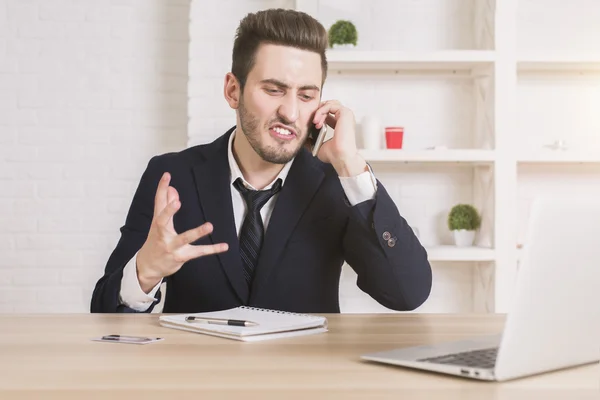 Frustrierter Geschäftsmann am Telefon — Stockfoto