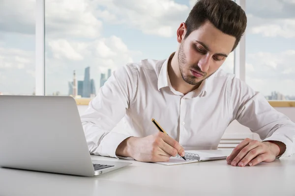 Empresario que trabaja en el proyecto — Foto de Stock