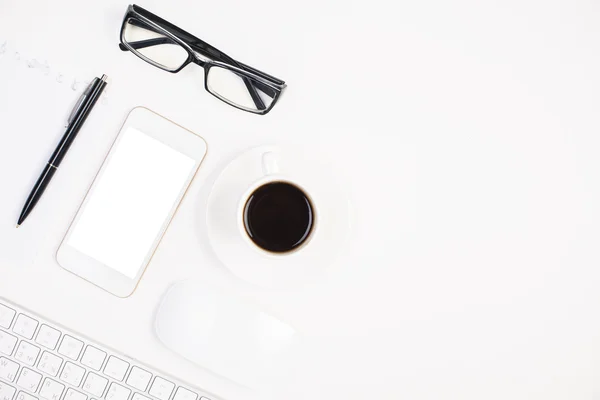 Smartphone blanco en escritorio de oficina — Foto de Stock