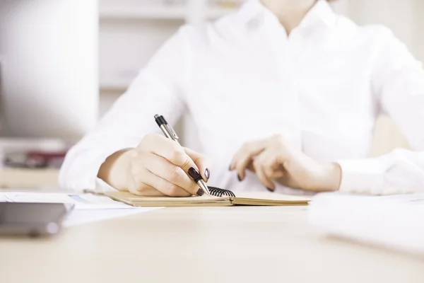 Mulher escrevendo em notepad close-up — Fotografia de Stock