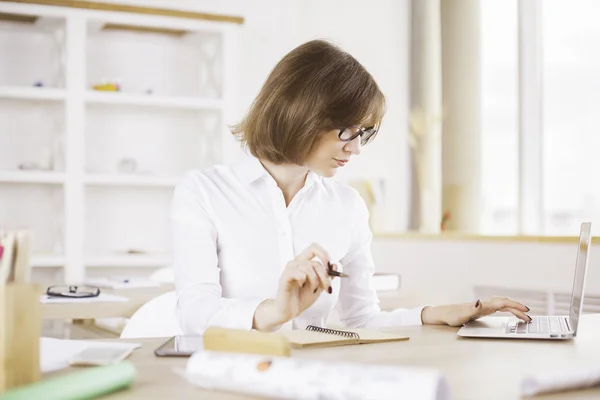 Vrouw met behulp van de kant van de laptop — Stockfoto