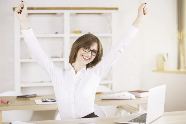 Ženy slaví úspěch v úřadu — Stock fotografie