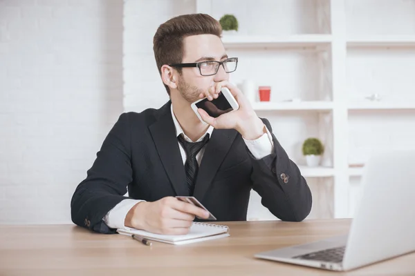 Hombre sosteniendo teléfono inteligente y tarjeta de crédito —  Fotos de Stock