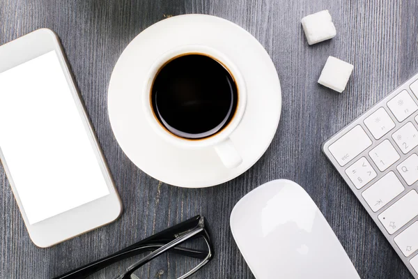 白いスマート フォンとコーヒー カップ — ストック写真