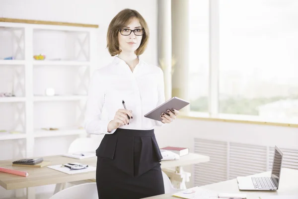 Vrouw met Tablet PC- en peninstellingen — Stockfoto