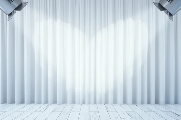 Bílé záclony s dvěma reflektory — Stock fotografie