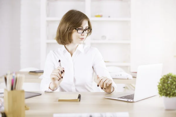 Ragazza utilizzando il computer portatile in ufficio — Foto Stock