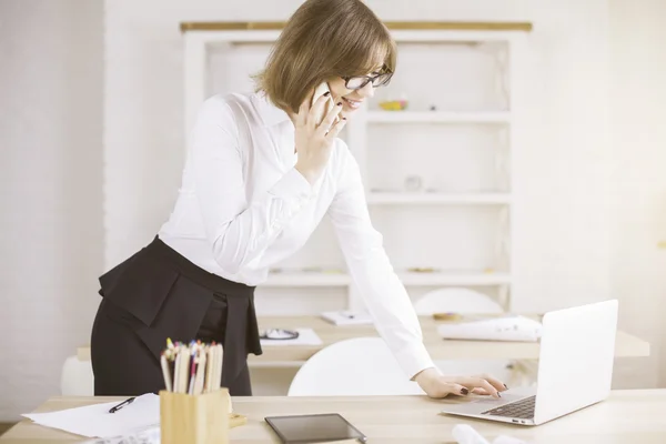 Kvinna på telefon att skriva — Stockfoto