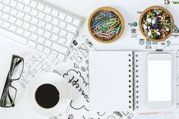 Teknik på White Office Desktop — Stockfoto