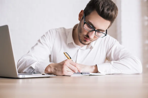 Hombre escribiendo en Bloc de notas — Foto de Stock