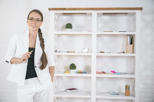 Mujer de negocios alegre en la oficina moderna — Foto de Stock