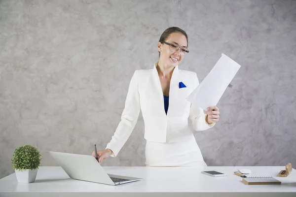 Femme avec rapport d'entreprise — Photo