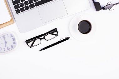 Gözlüklü ve teknolojili masaüstü