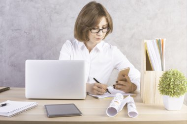 Kadın ile smartphone evrak işi