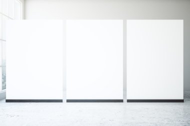 Beton odada boş posterler