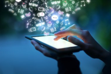 Soyut iletişimle ilgili çizimlere sahip tablet kullanarak ellerin kapatılması