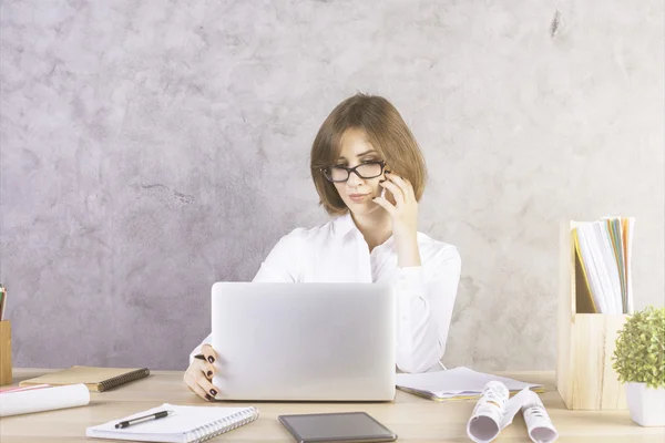 Kvinna på telefon använda laptop — Stockfoto