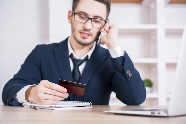 Man släpper ordning via telefon — Stockfoto