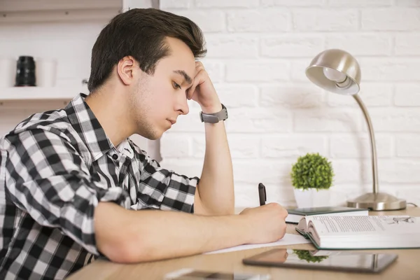 Estudar a visão lateral do jovem — Fotografia de Stock