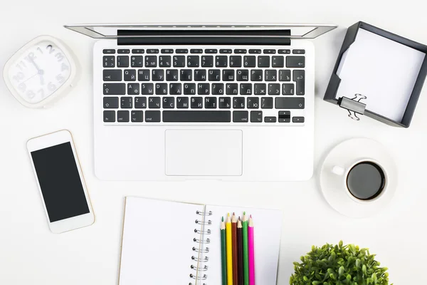 Área de trabalho do escritório com tecnologia — Fotografia de Stock