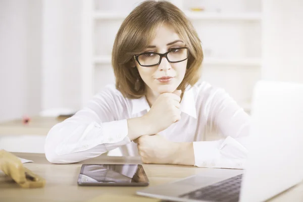 Mulher atenciosa na mesa do escritório — Fotografia de Stock